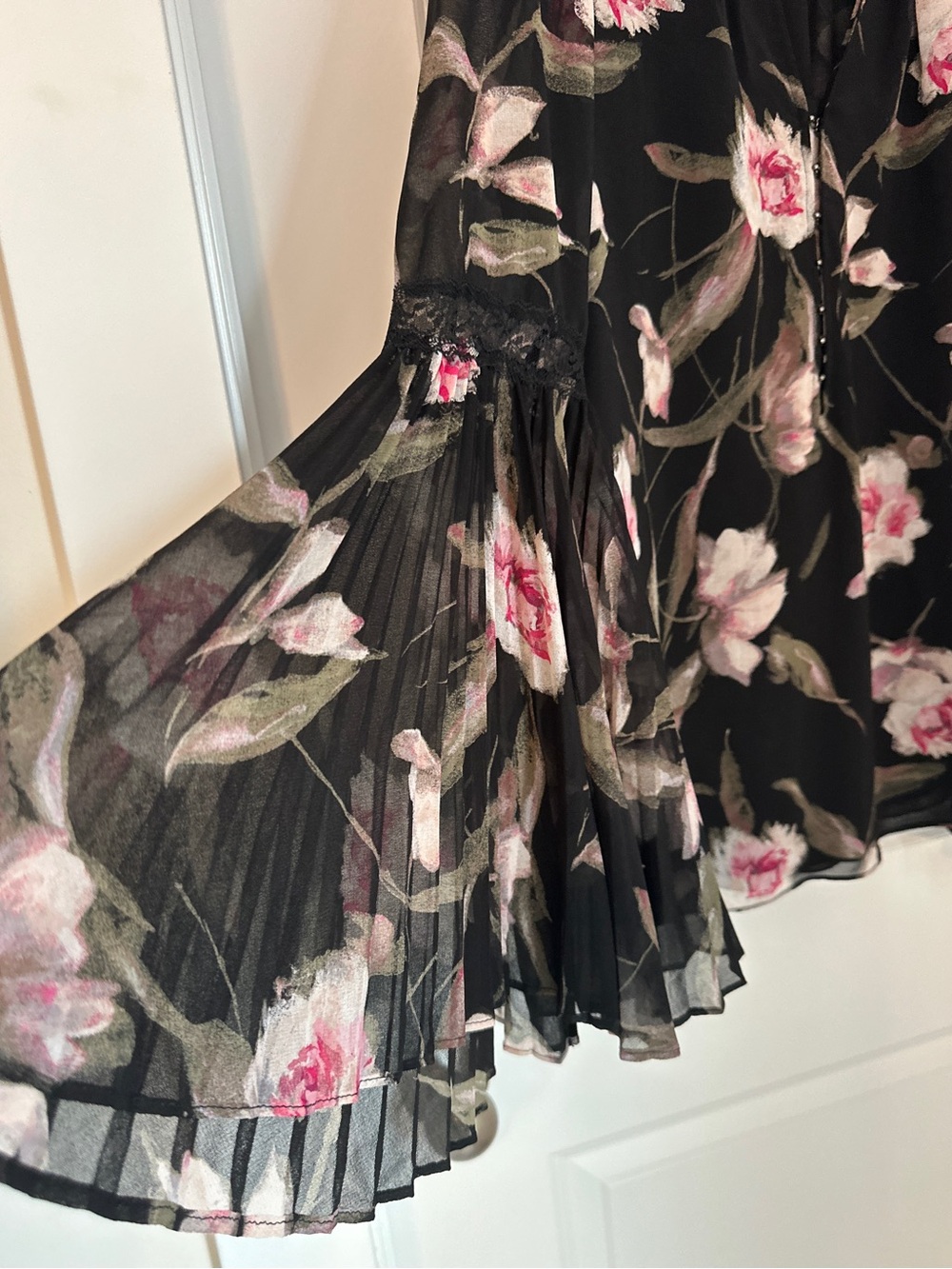 White House Black Market Blouse. Multi-color Floral Pleated Sleeves Size 8 - Picture 4 of 11